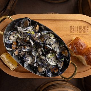 Мідії чорноморські у вершково-винному соусі (280/55/15/90 г)