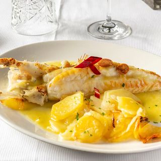 Rape tripa negra al ajo-guindilla. 