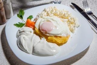 Mamaliga.Branza.Ou.Smantana