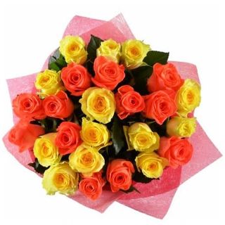 Bouquet con 21 rose arancio e gialle, verde decorativo