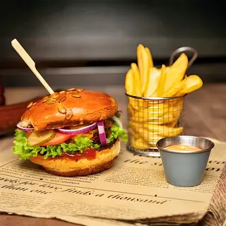 Burger vegan și cartofi prăjiți / wedges