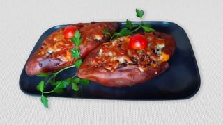 Batat punjen junetinom i mozzarellom