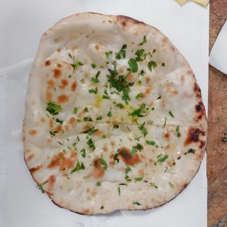 Наан с чесън