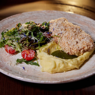 Шніцель курячий з моцарелою та картопляним пюре