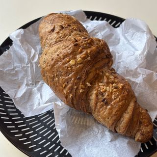 Пълнозърнест френски кроасан