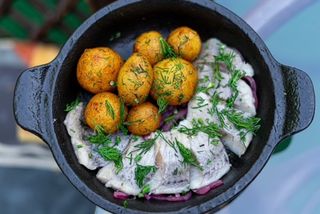 Оселедець з молодою картоплею