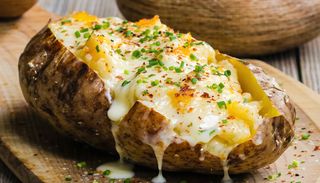 Cartofi în coajă umpluți cu brânză de burduf