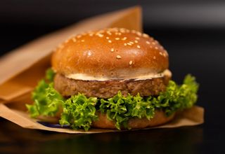 Burger Veggie + Cartofi prajiti + sos la alegere..