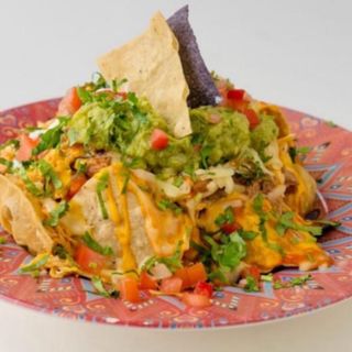 Nachos con queso y guacamole