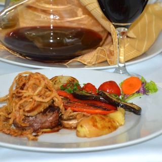 Mușchi de vită Tinecz asortat cu cartofi aurii