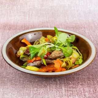 Ficat de porc la tigaie cu praz şi verdeţuri