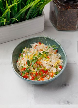 Жареный рис с яйцом и овощами (170г)