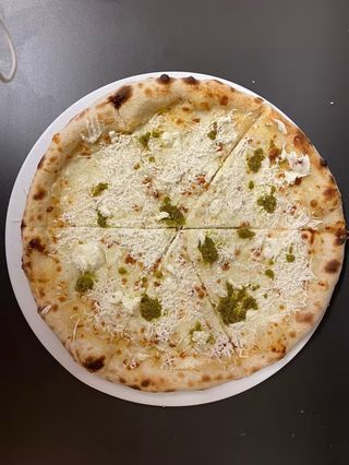 Pizza brânzeturi cu pesto mica