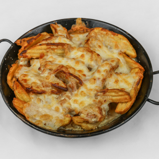 PATATAS fritas GRATINADAS con mozzarella y beicon