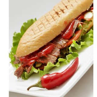 Панини с томленой говядиной, чеддером и халапенью