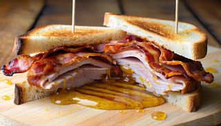 Сандвич с дърпано свинско месо, хрупкав бекон и медена горчица