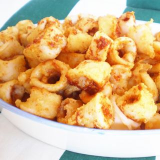 Chipirones fritos con alioli de lima