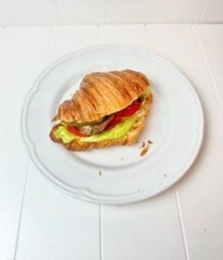 Сэндвич круассан с ростбифом