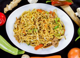 174.Пържени спагети със свинско месо (700г)