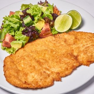 Milanesa de ternera con ensalada