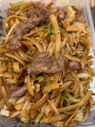 31. Пържени спагети с телешко, зеленчуци и яйца (700г)