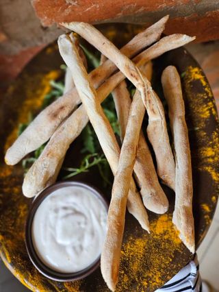 Grissini z sosem czosnkowym