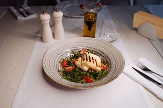 Salatã cu Halloumi la grãtar 