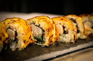 Uramaki gamba co queso flameado