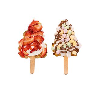 Gofry na patyku z bitą śmietaną, truskawkami, mini marshmallows, musem truskawkowym i kremem z ciemnej czekolady 150g