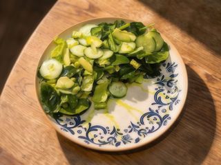 Зелений салат марулі з авокадо і бобами едамаме (190г)