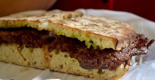 Prego no bolo do caco 