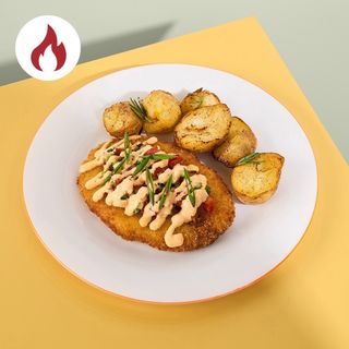 Спайсі шніцель з овочевою сальсою та картоплею з розмарином