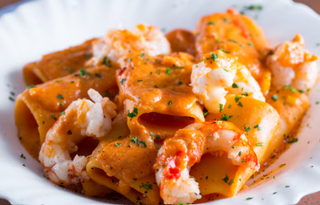 Paccheri con pomodorini e scampi