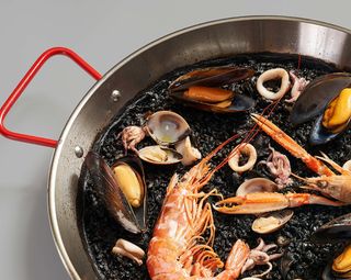 Paella negra de mariscos individual