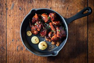 Plato - Pollo yakitori con trigo bulgur salteado y salsa de aji