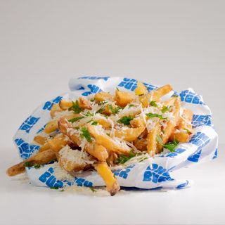 Special fries: Ajo y parmesano