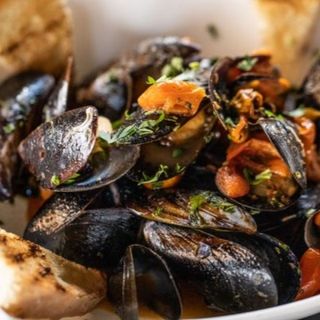 Sote de midii cu rosii cherry, patrunjel, servit cu crostini