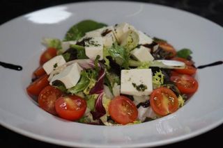 ENSALADA CHERRY Y QUESO FRESCO