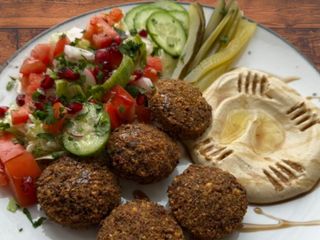 Mutabal Falafel na Talerzu