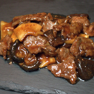 Ternera con bambú y setas