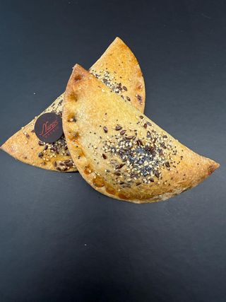 Empanadilla De Masa Quebrada Con Atún, Tomate,Cebolla Y Pimient