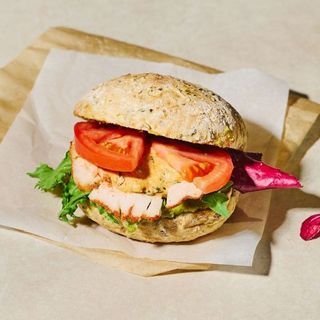 Bułka proteinowa - indyk sous-vide + awokado + sos ranczerski