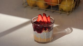 ჩიას პუდინგი არაქისის კარაქით და კენკრის ჯემით