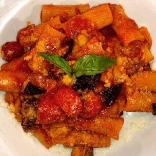 Pasta con salsa de tomate, berenjenas, mozzarella ahumada y albahaca