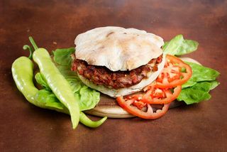 MALA GURMANSKA PLJESKAVICA 160g + POMFRIT + COCA-COLA 0.33l