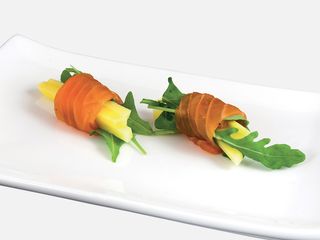 S005.Sashimi involtini di salmone con mango - 3 pezzi