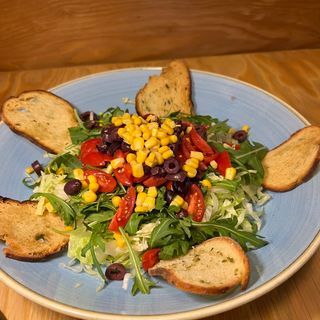 Insalatona lattuga, pomodoro, olive, mais, rucola