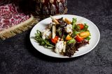 Салат с сыром страчателла