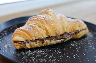 Croissant cu ciocolată neagră și biscuiți