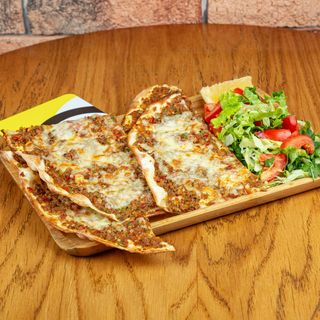 Лахмаджун с сыром 